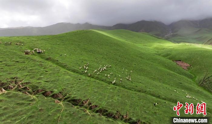 焦点平台官方：新疆昆仑山大峡谷景色壮观